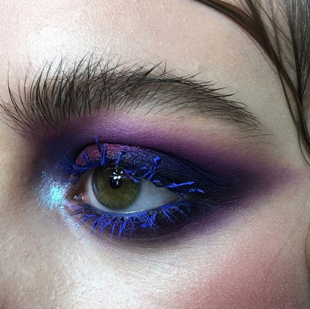 Макияж с синими ресницами