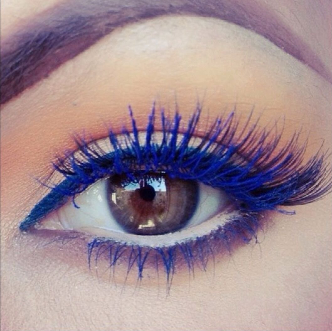 Синяя подводка и тушь