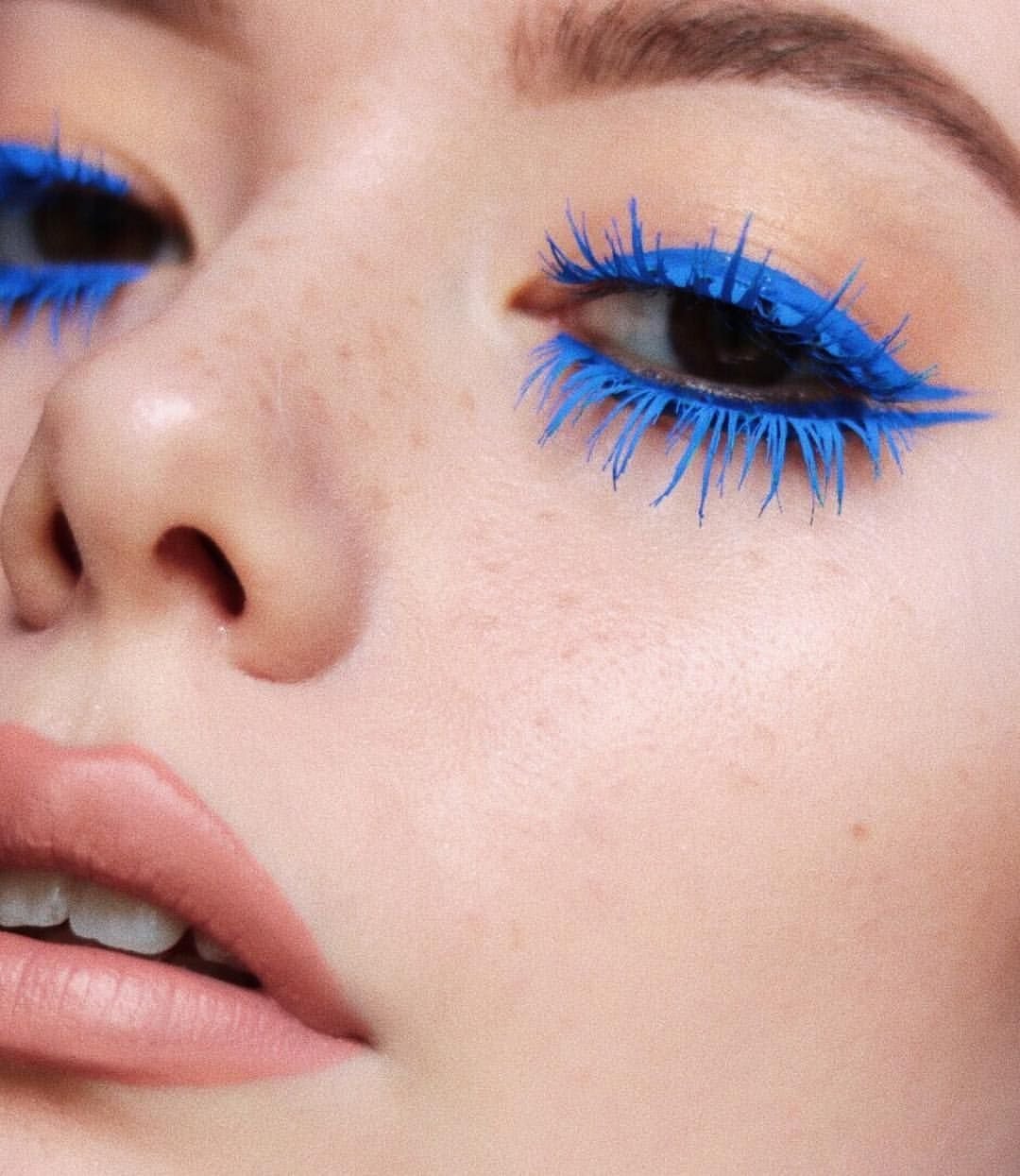 Макияж синие стрелки синяя тушь