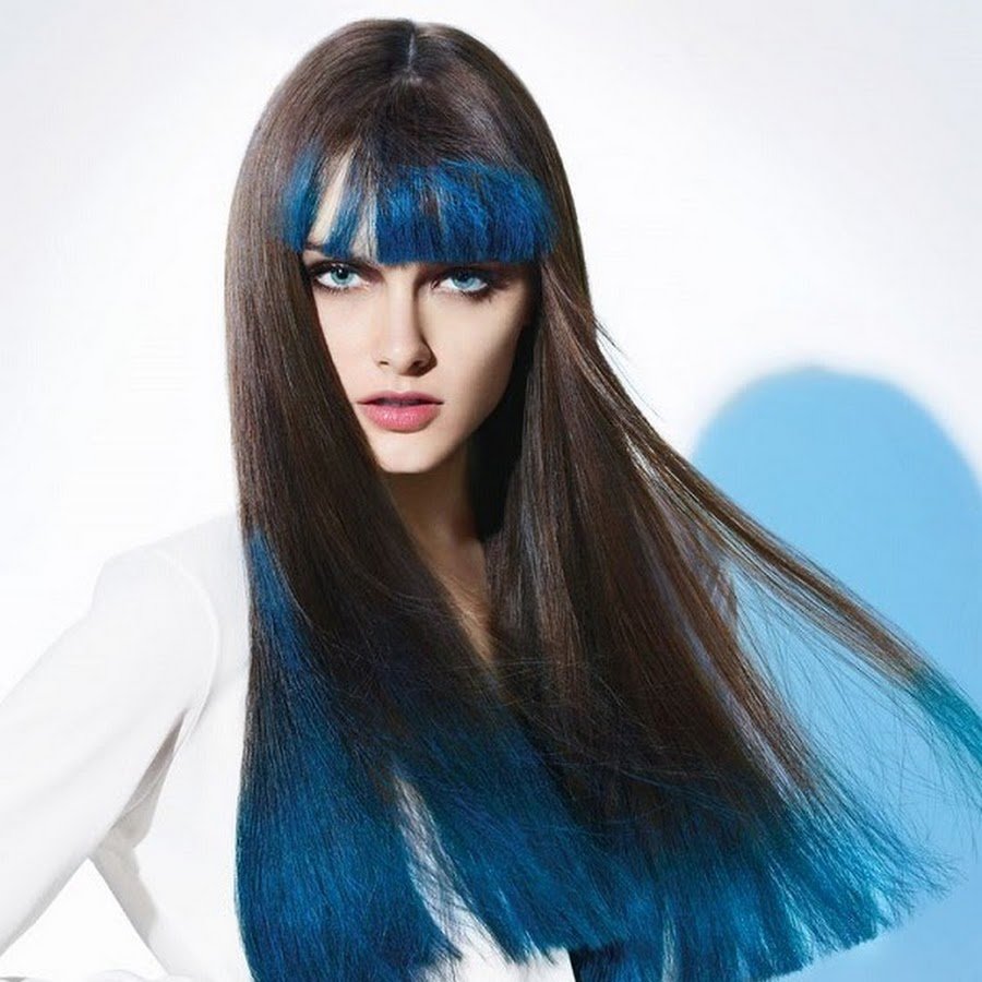 Синие пряди на русых волосах