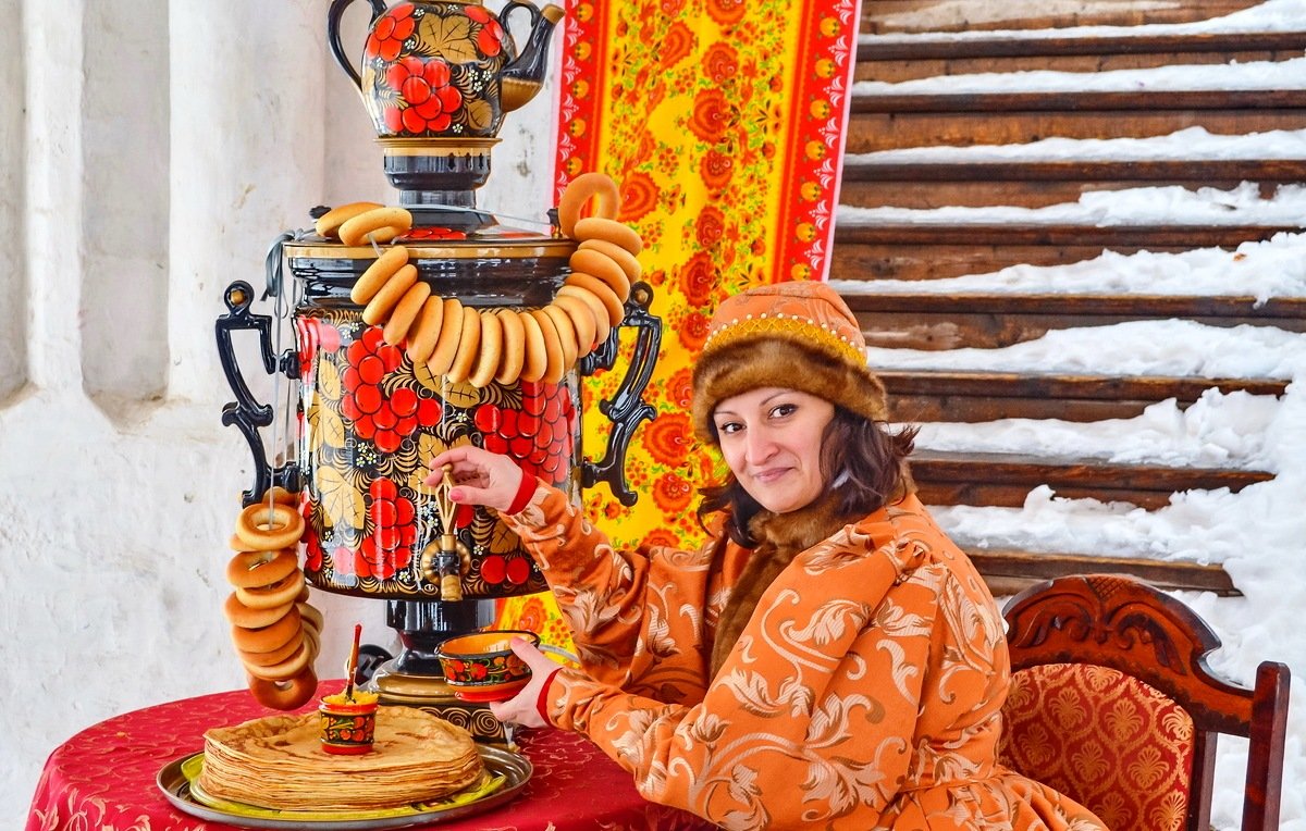 Женщина с самоваром