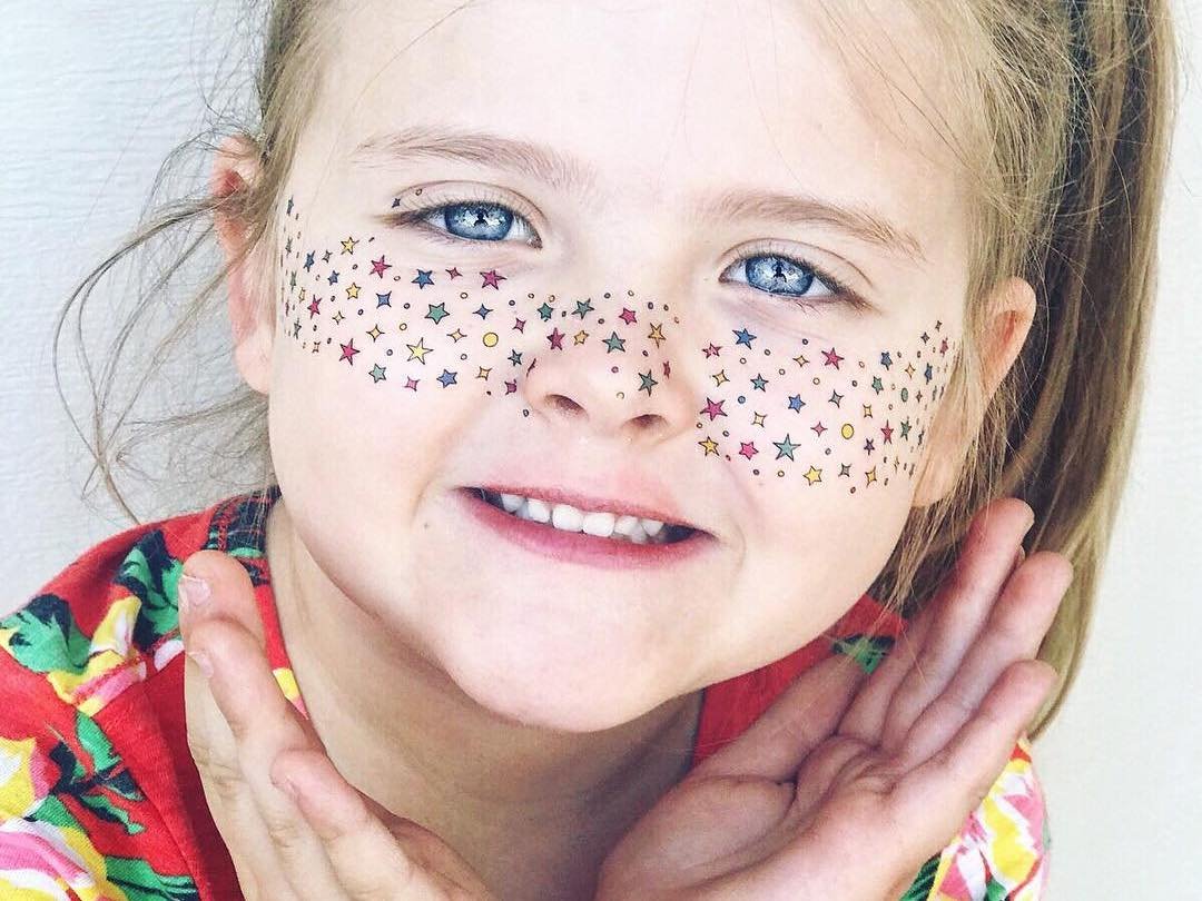 Макияж ребенку с блестками на лице