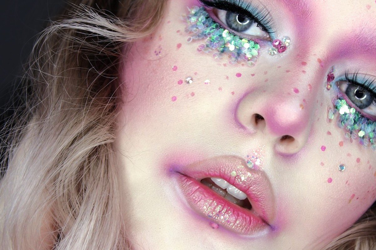 Розовый глиттер на лице