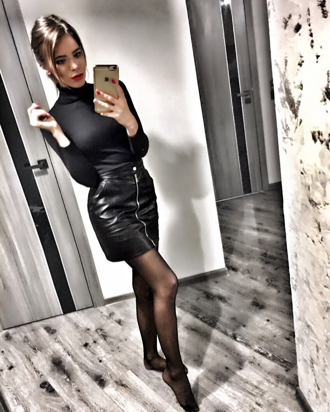 Кожаная юбка и колготки