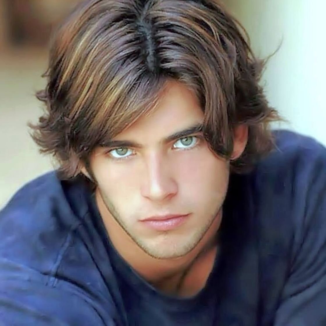 Красивый мужчина шатен