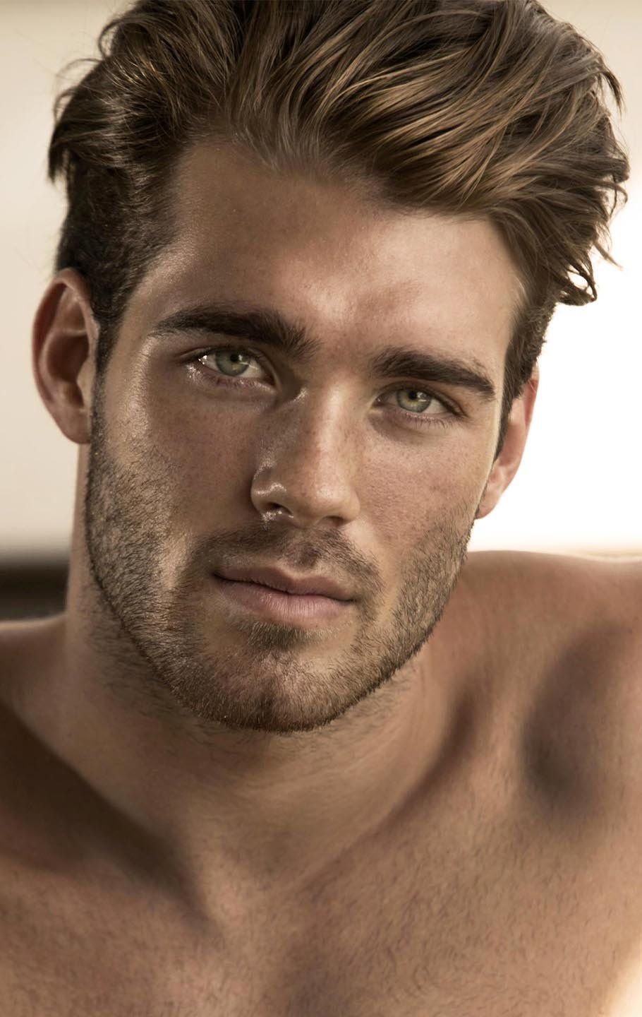 Мужественный блондин