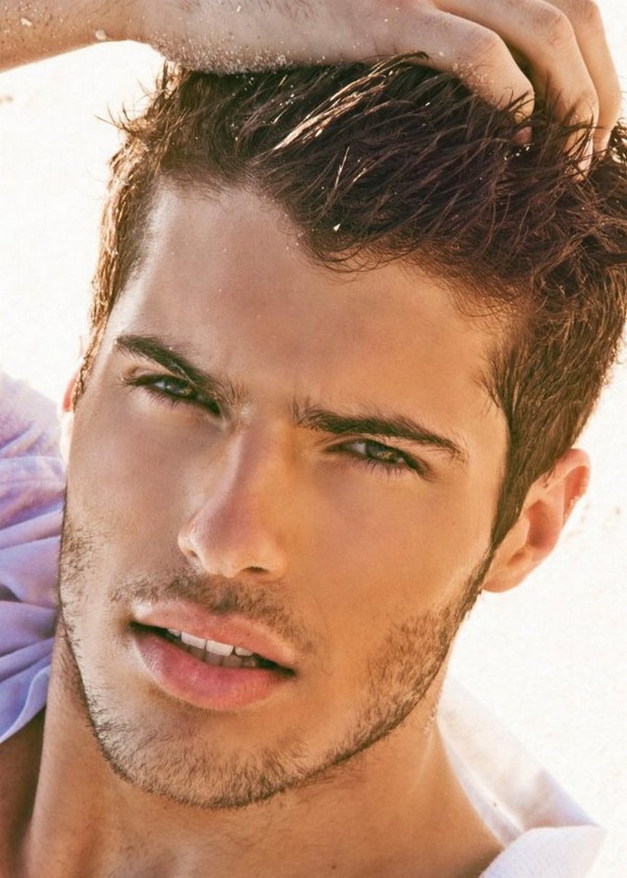 Красивый мужчина брюнет с голубыми глазами