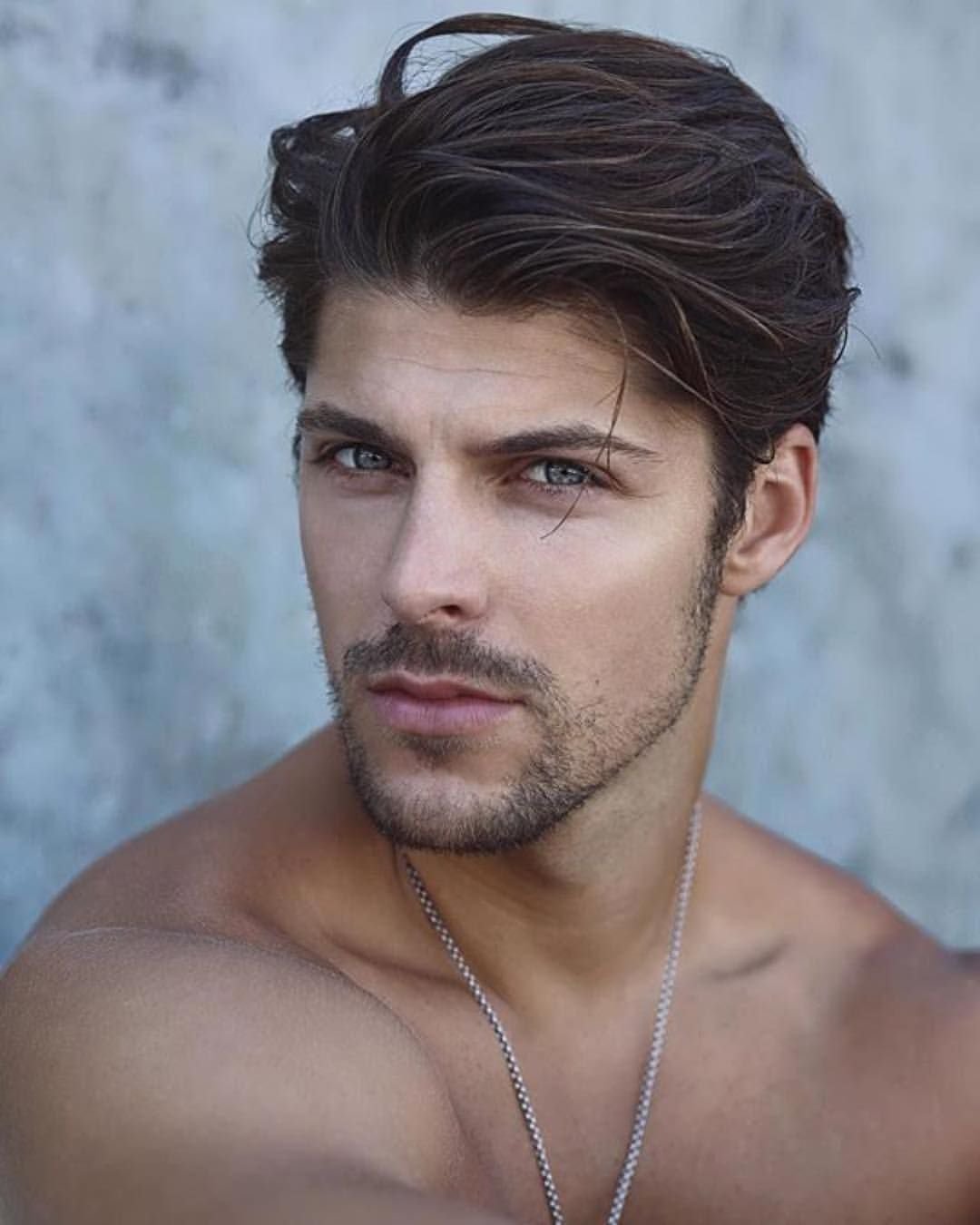 Шатен парень