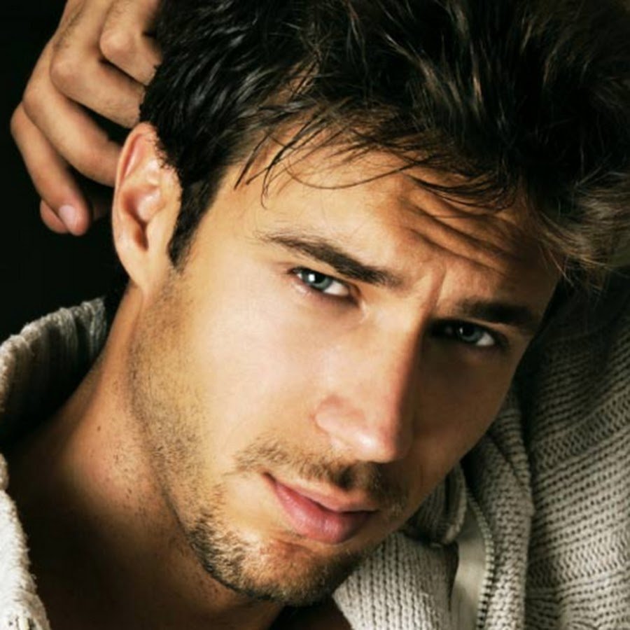 Красавчик темноволосый