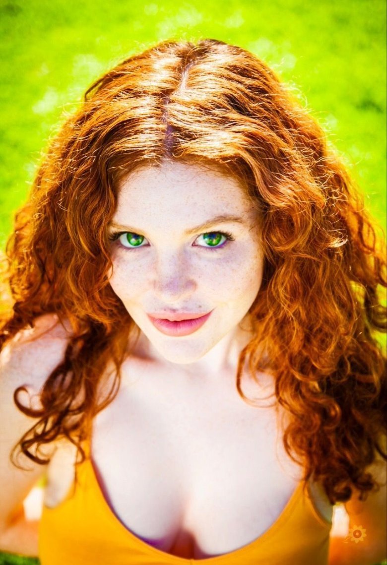 Рыжая зеленоглазая девочка