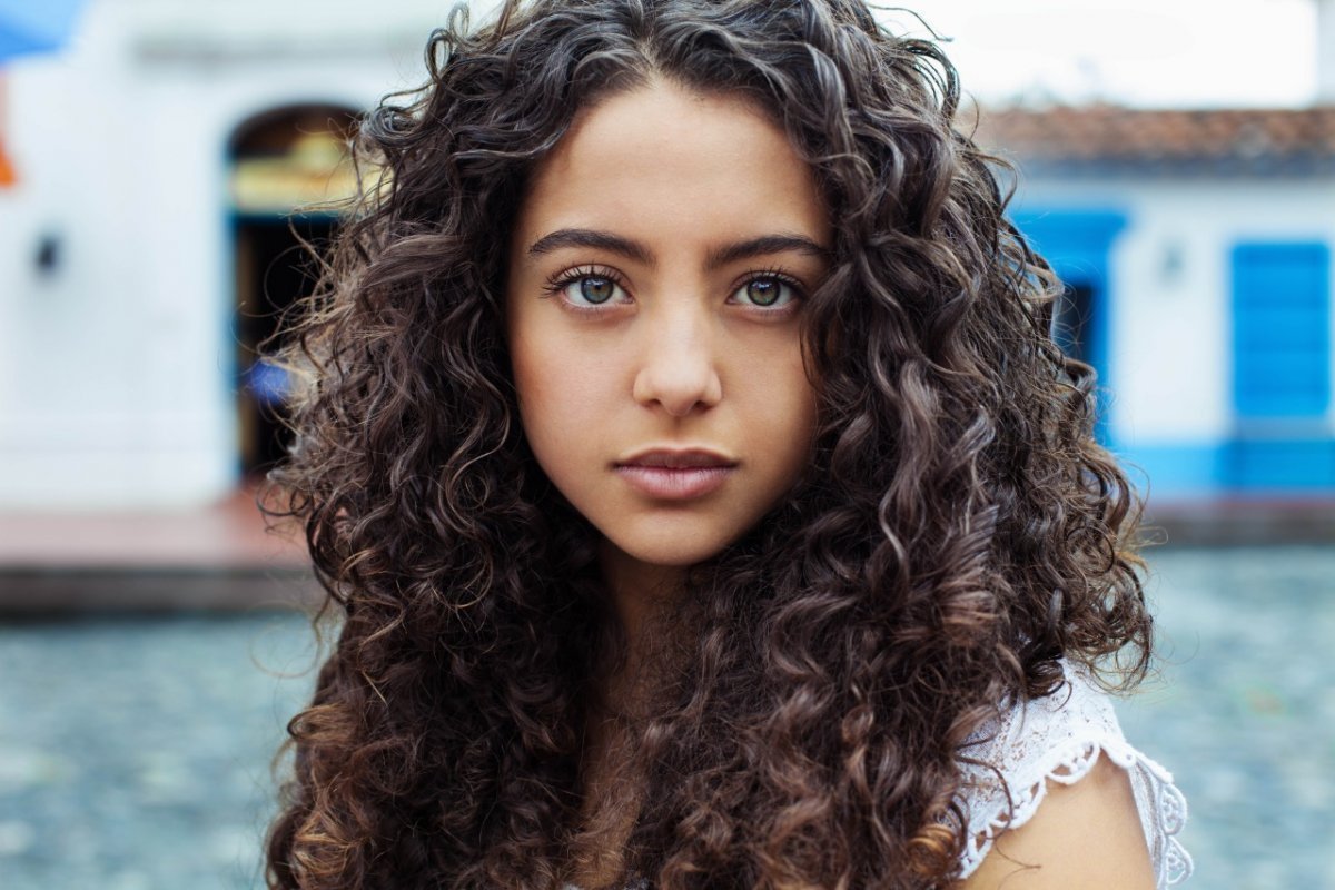 Черные кудрявые волосы