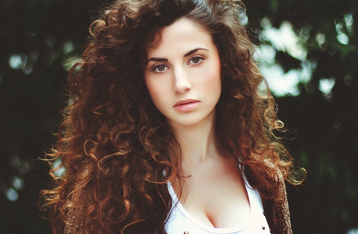Кудрявая девушка