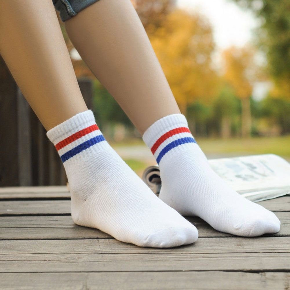 Ноги в белых носках женские