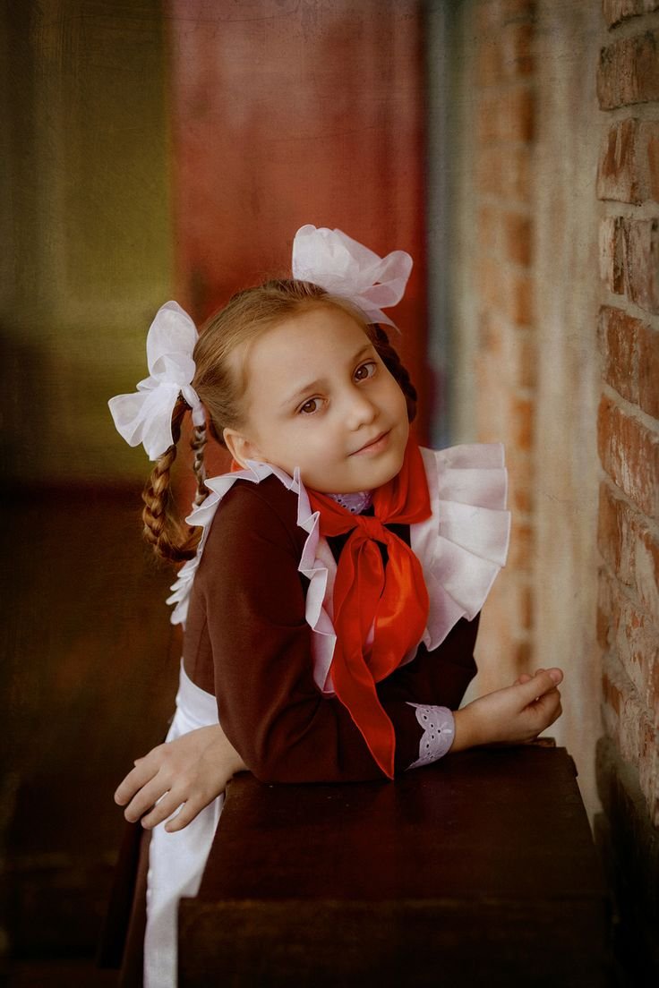 Пионерки в школьной форме