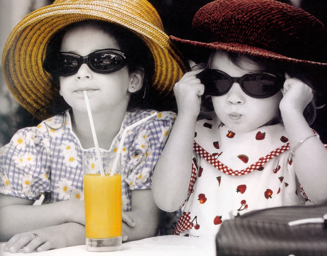 Две смешные девочки