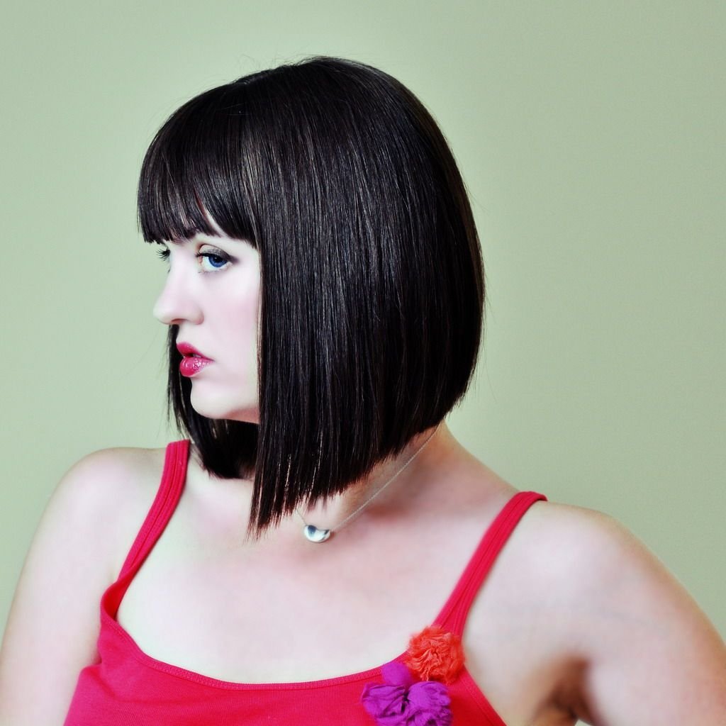 Стрижка каре с челкой полумесяцем