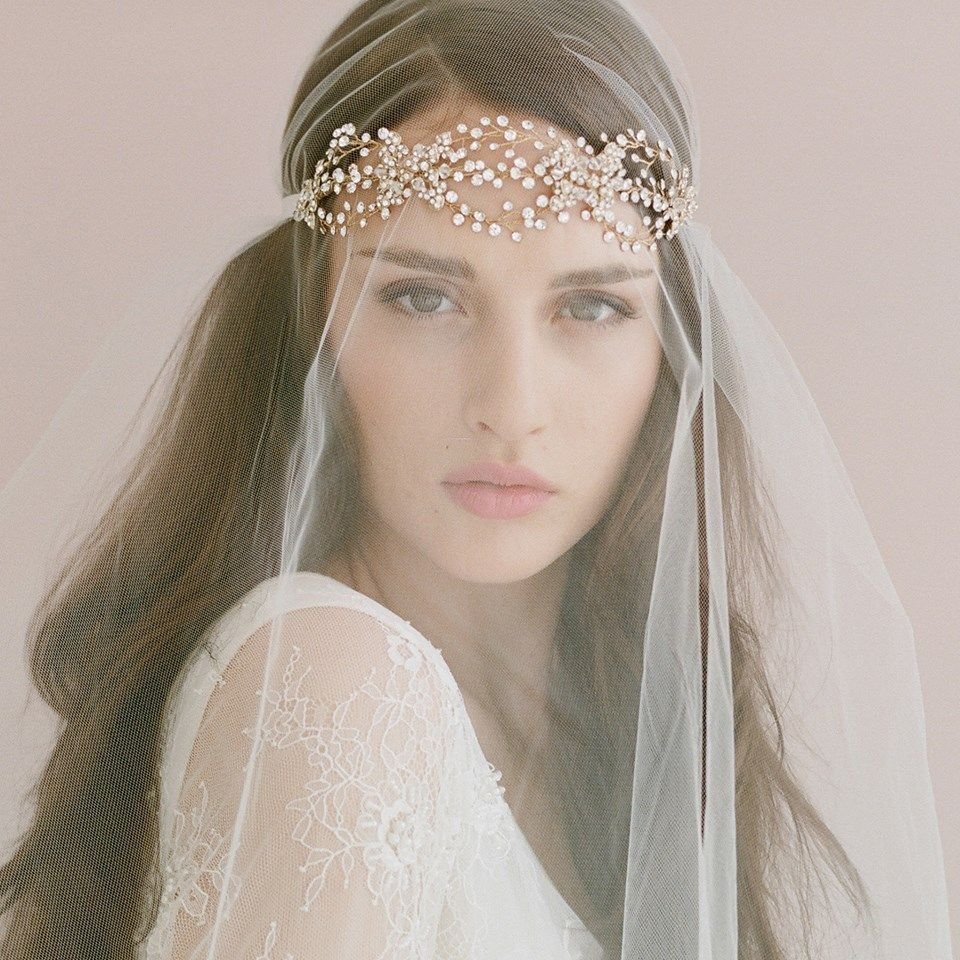 Свадебное украшение на волосы с вуалью