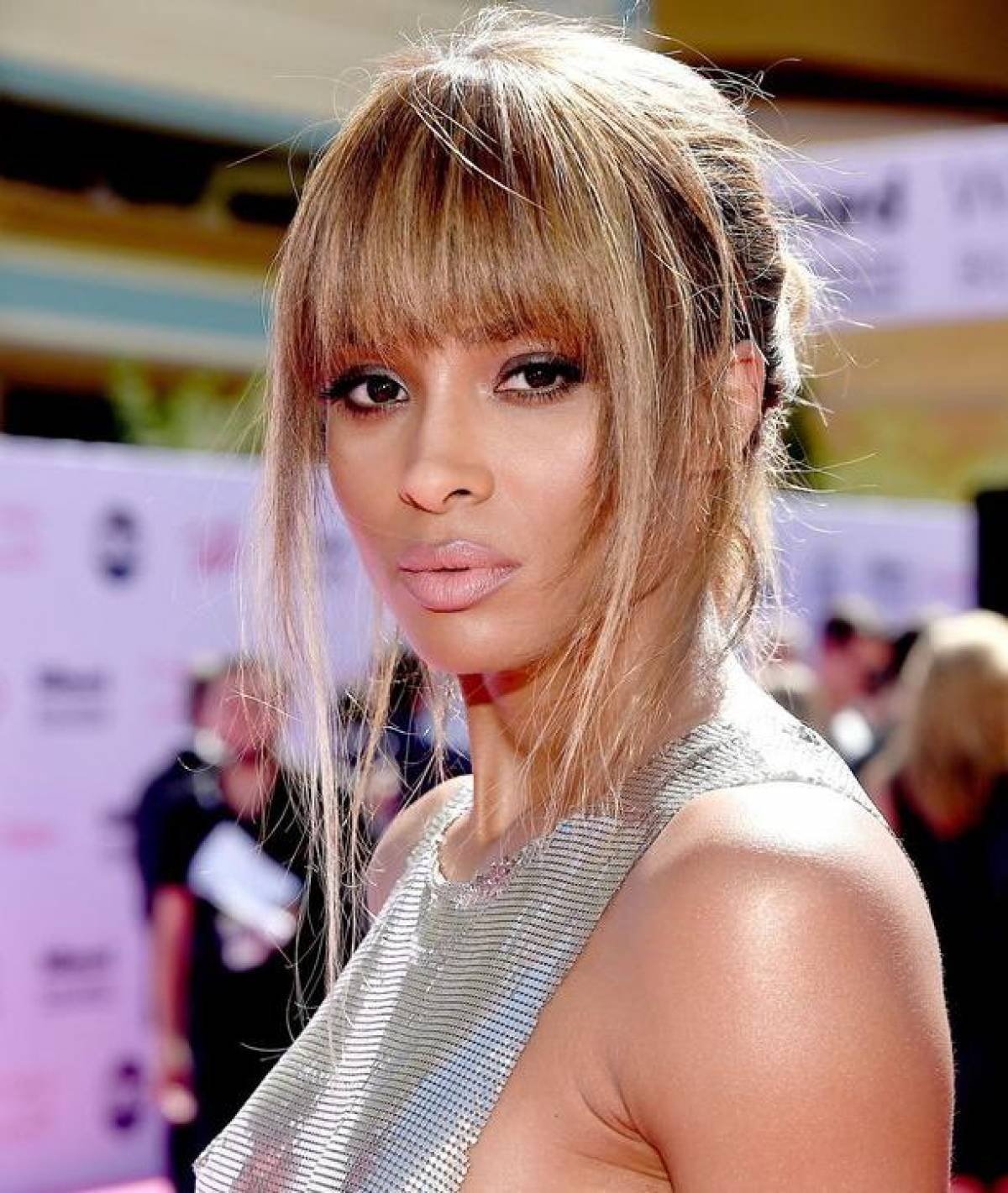 Челка с удлиненными боковыми прядями