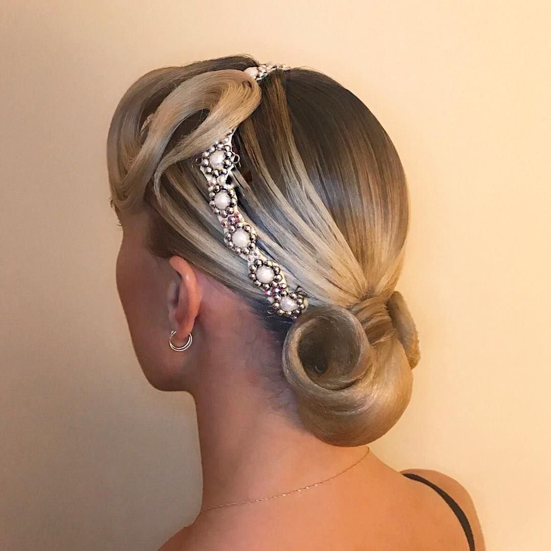 Причёска для бальных танцев пучок с жемчужинами