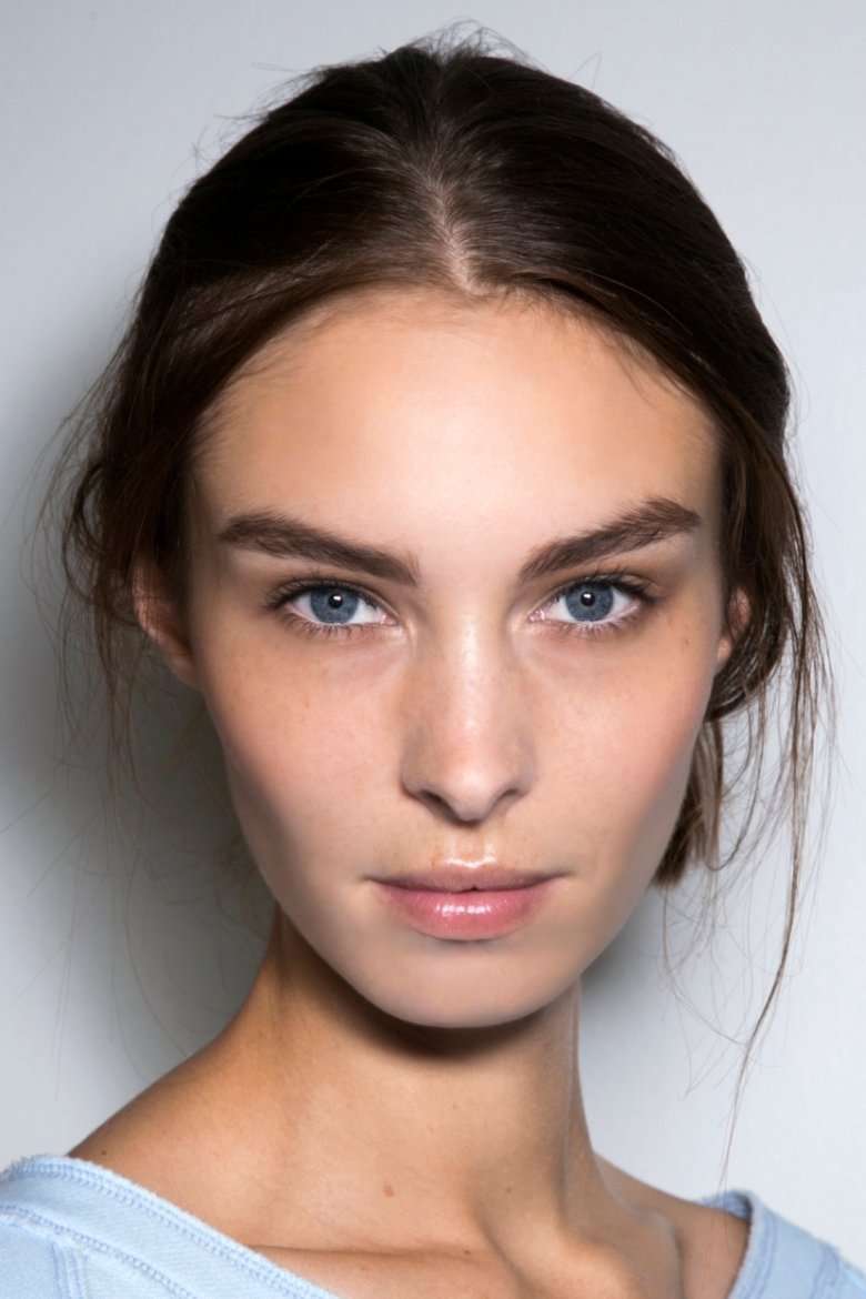 Густые прямые брови