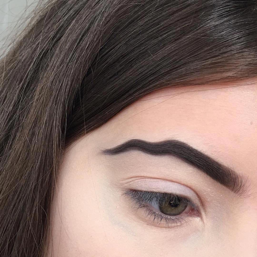 Необычная форма бровей