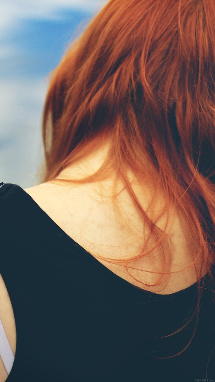 Рыжая женщина со спины