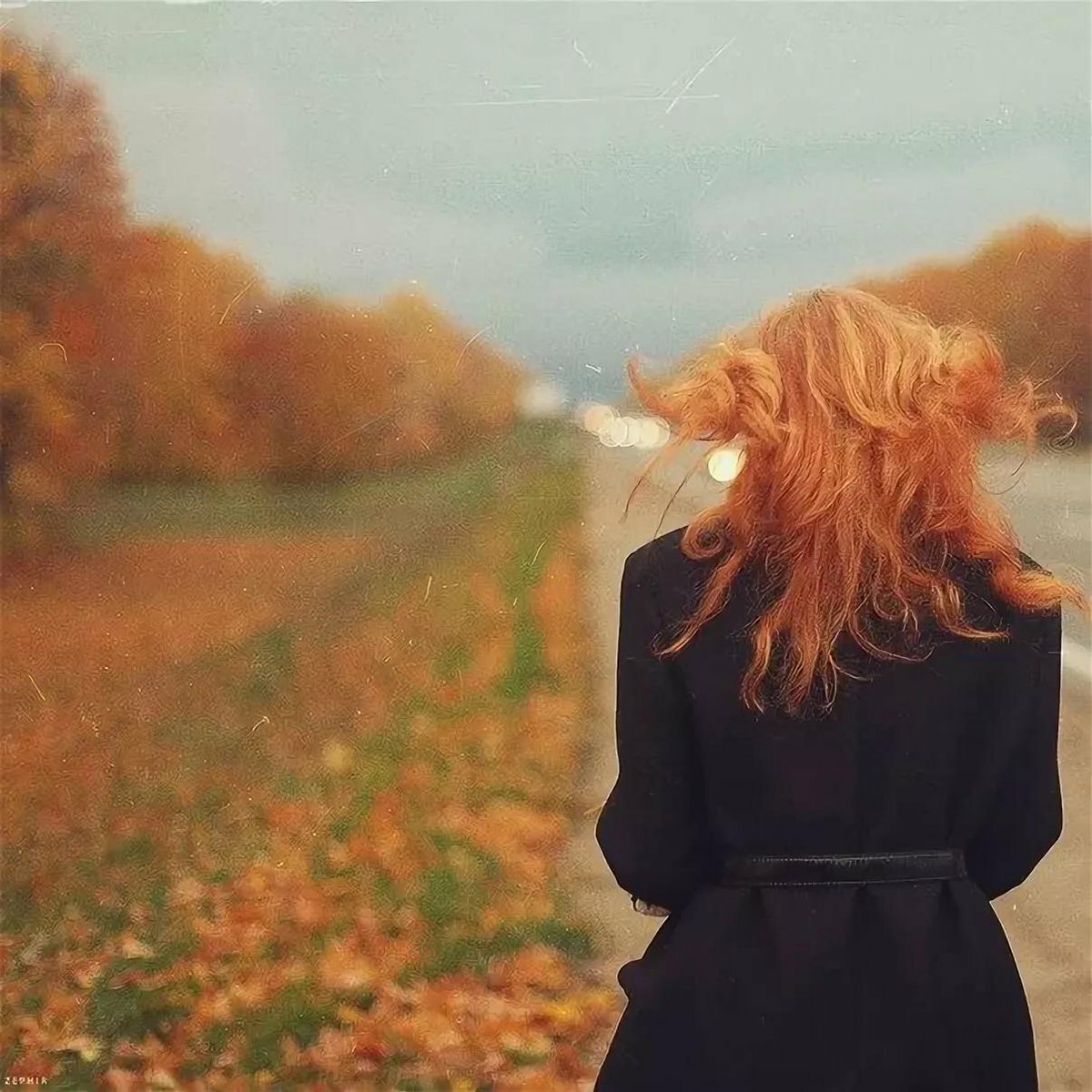 Рыжеволосая со спины