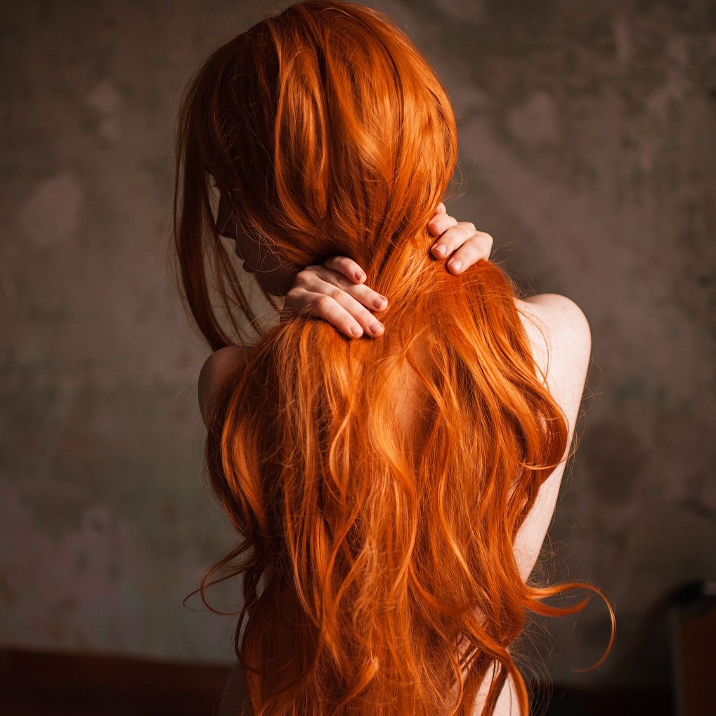 Рыжая девушка со спины