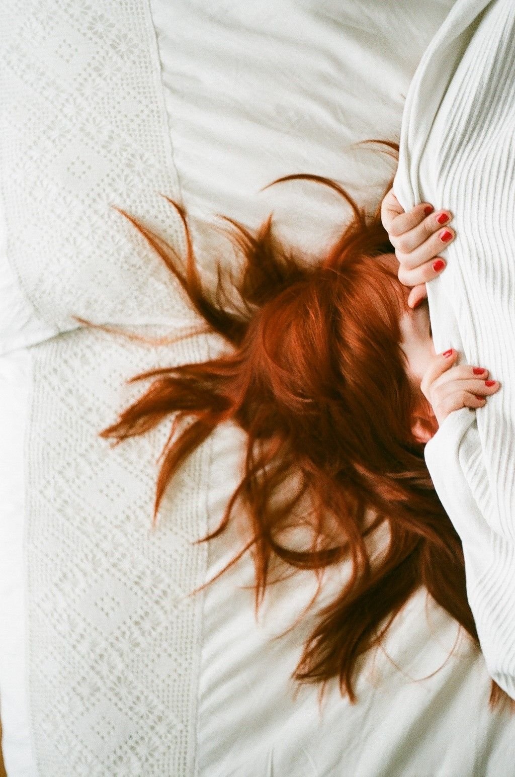 Рыжая девушка в белой комнате