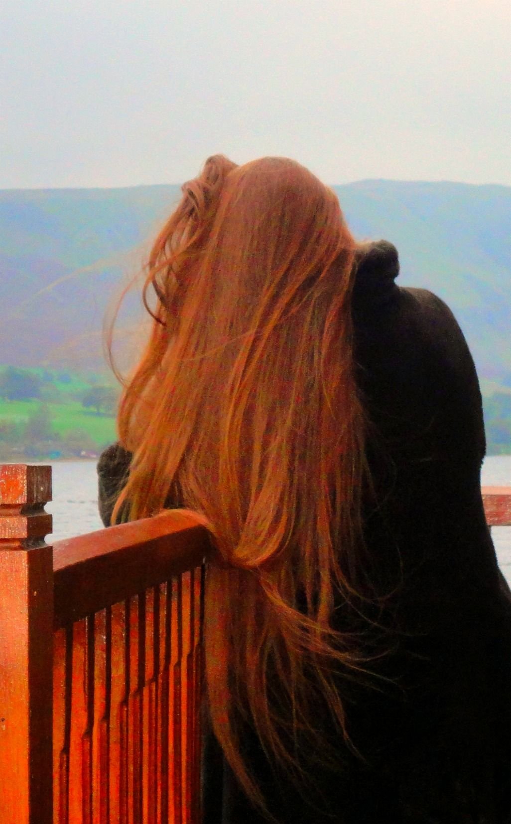 Рыжеволосая девушка со спины