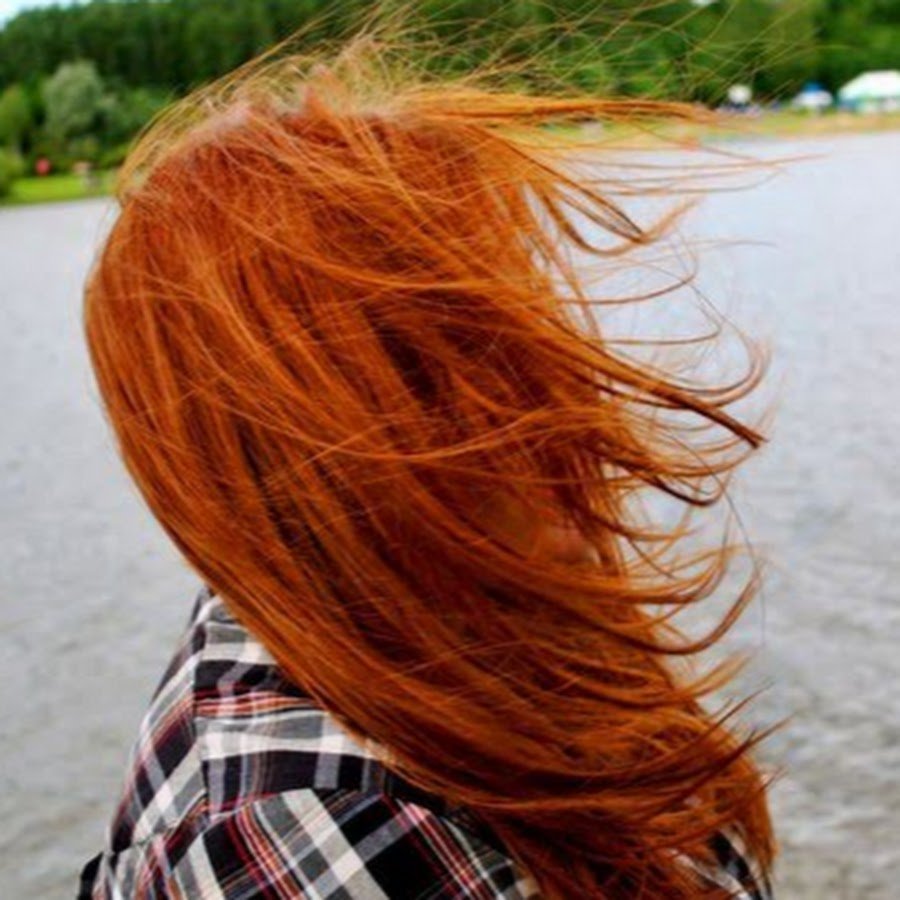 Левушка с рыжими волосами с здали