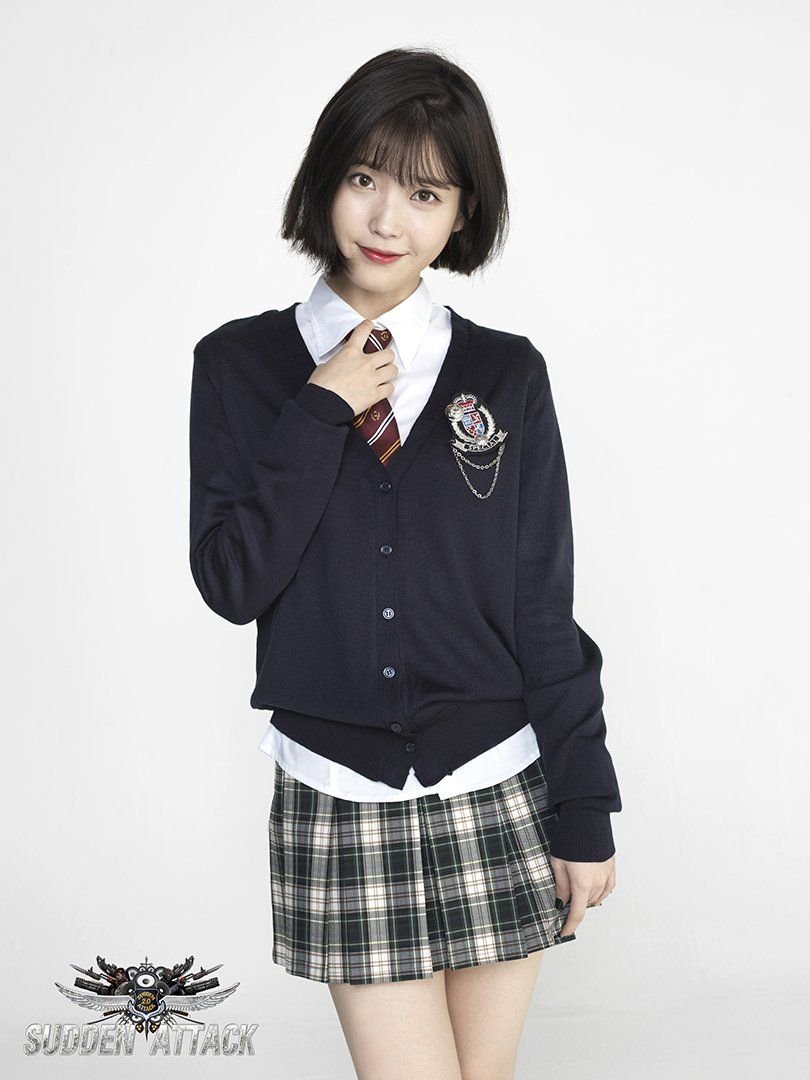 Айю в школьной форме