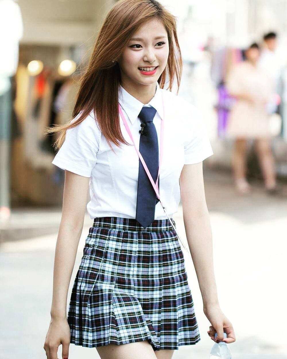 Твайс Цзыюй в школьной форме
