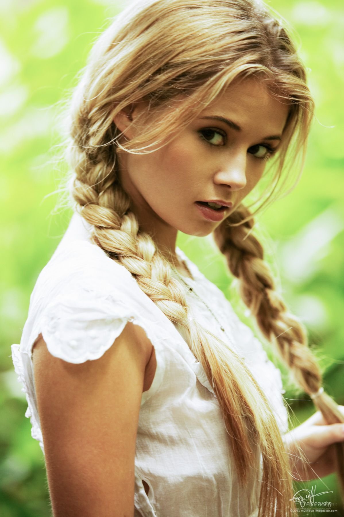 Блондинка с косой