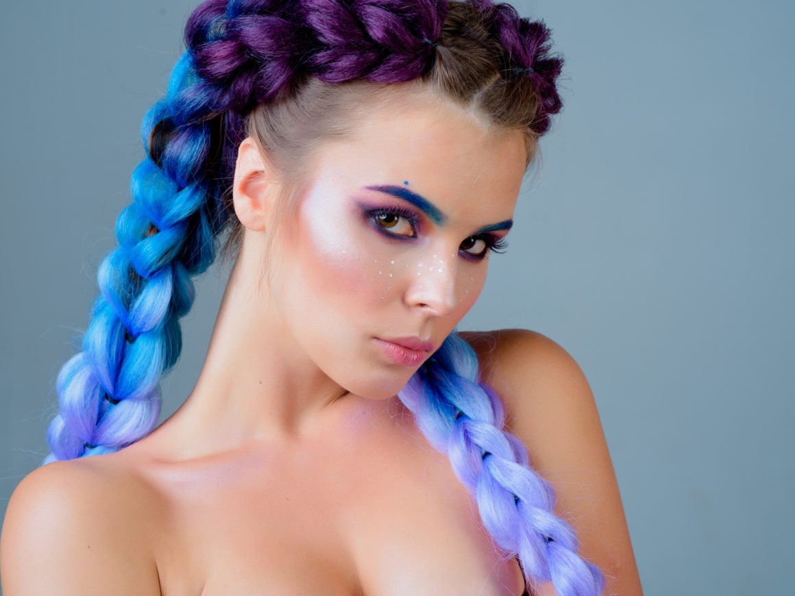 Девушка с косичками соло