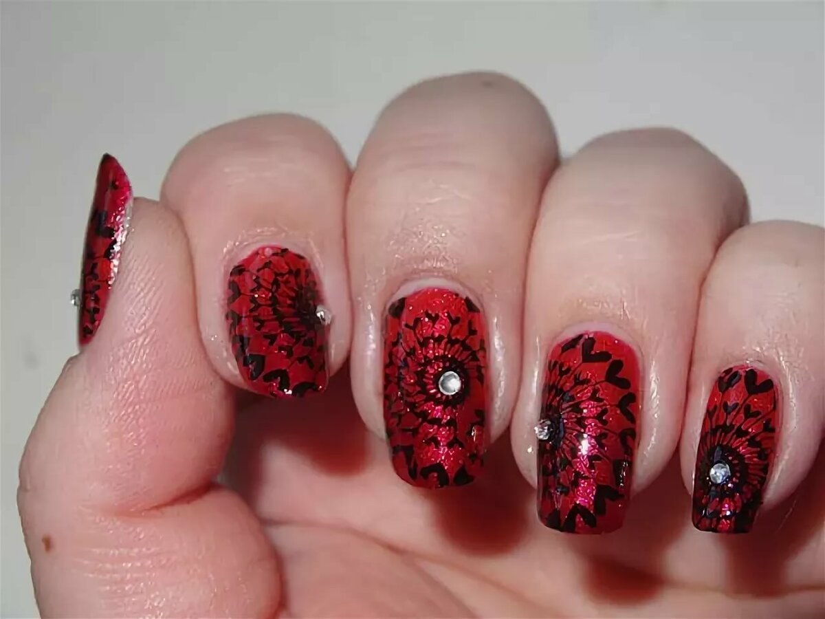 Чёрный стемпинг на красных ногтях