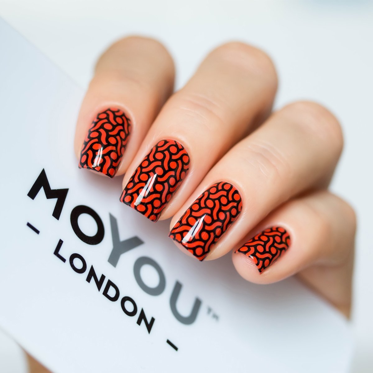 Оранжевый маникюр со стемпингом