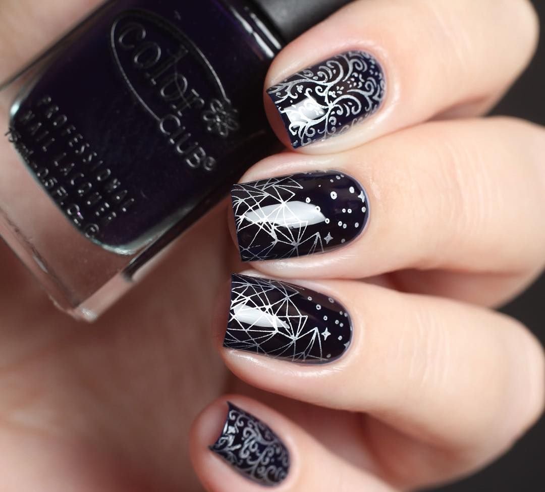 Маникюр черный стемпинг