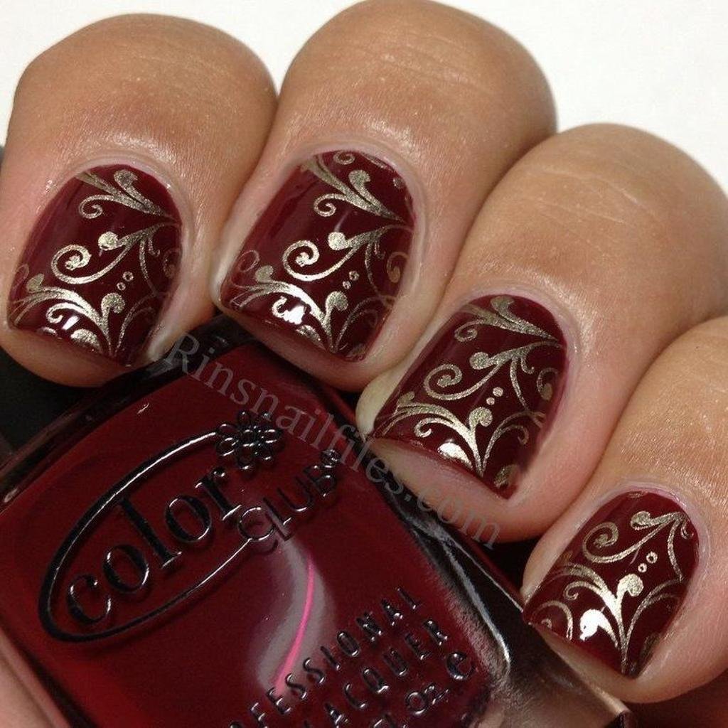 Коричневый маникюр со стемпингом