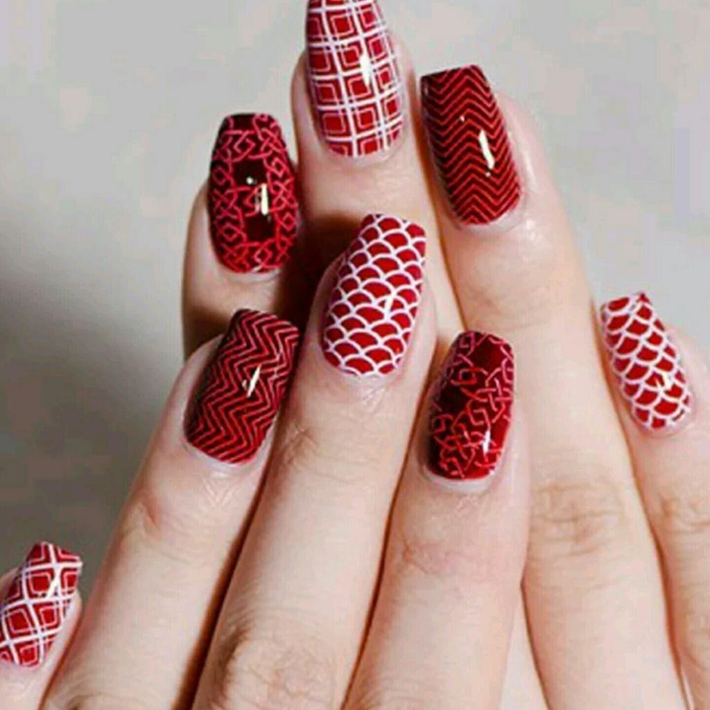 Красно белый маникюр стемпинг