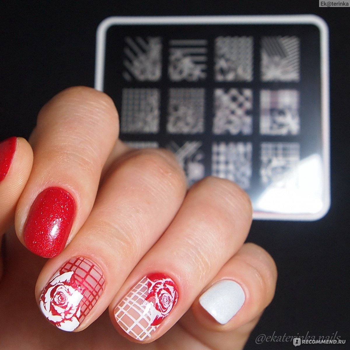 Красный маникюр со стемпингом