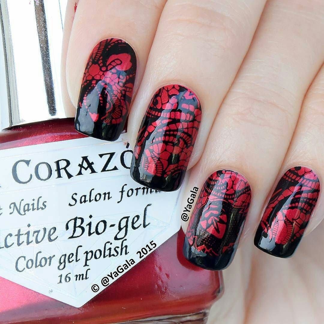 Красный маникюр с чёрными кружевами