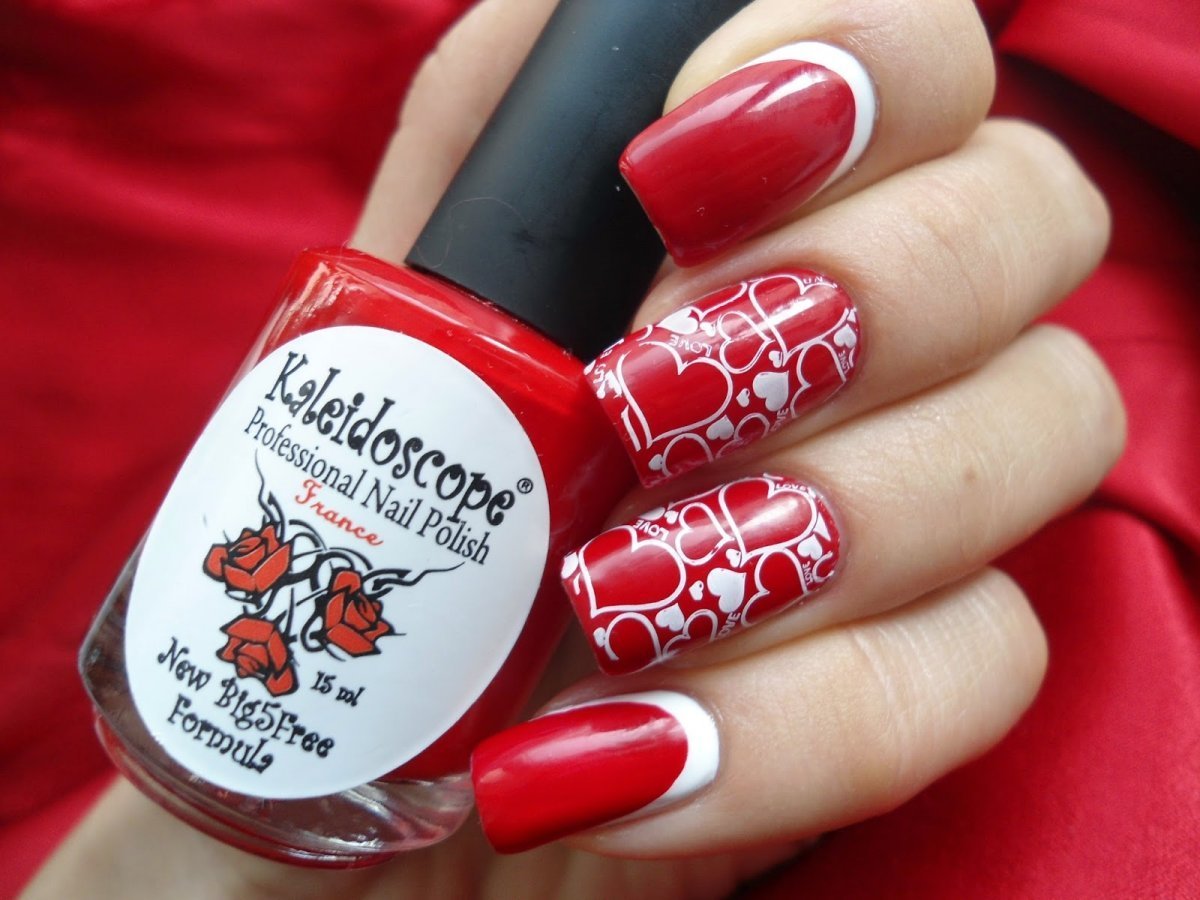 Красный маникюр с белым стемпингом