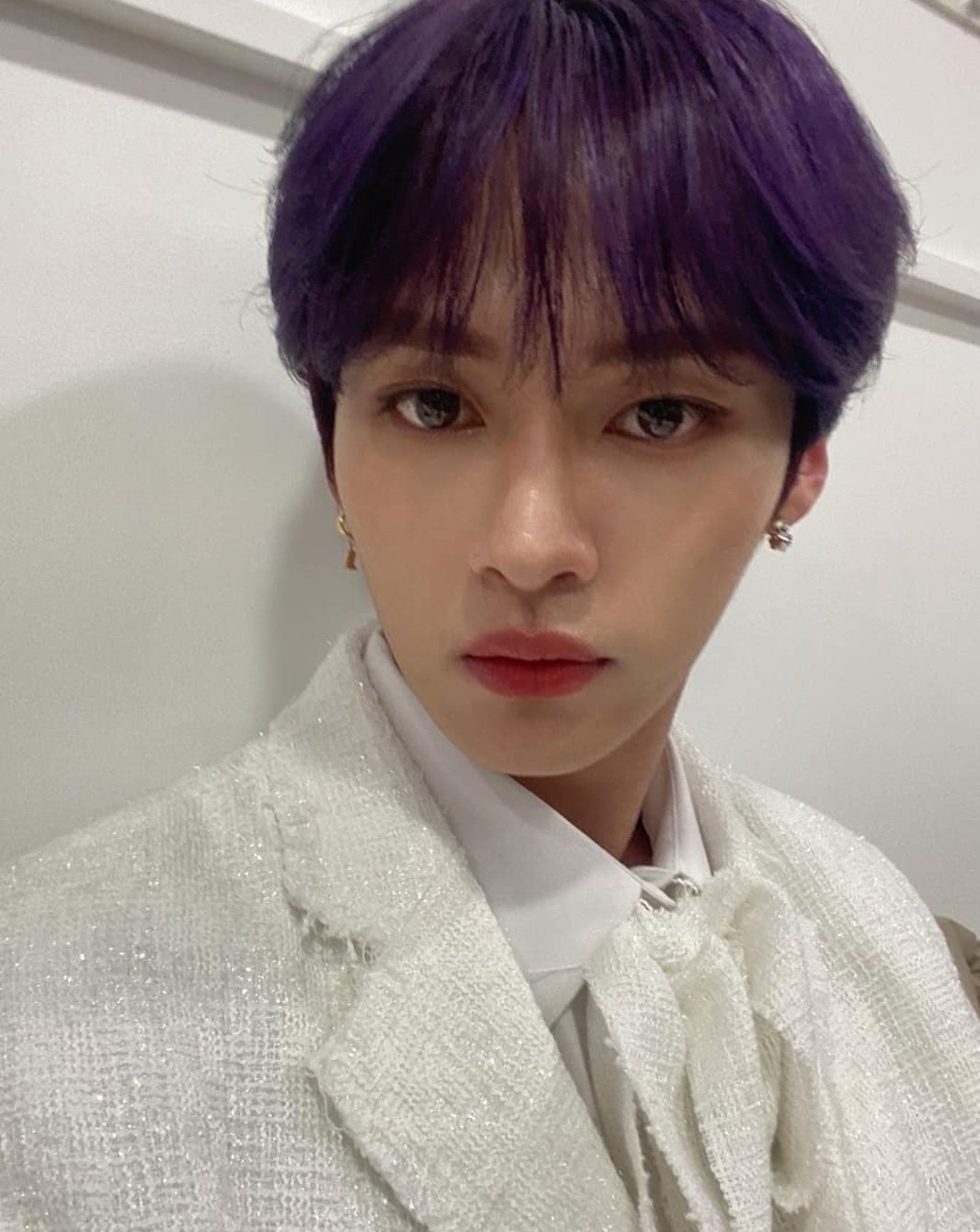 Минхо с фиолетовыми волосами