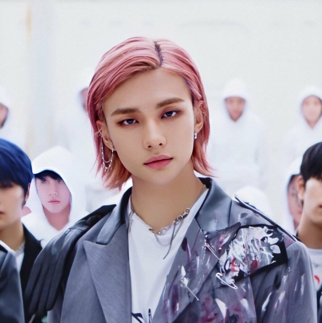 Хёнджин Stray Kids с розовыми волосами