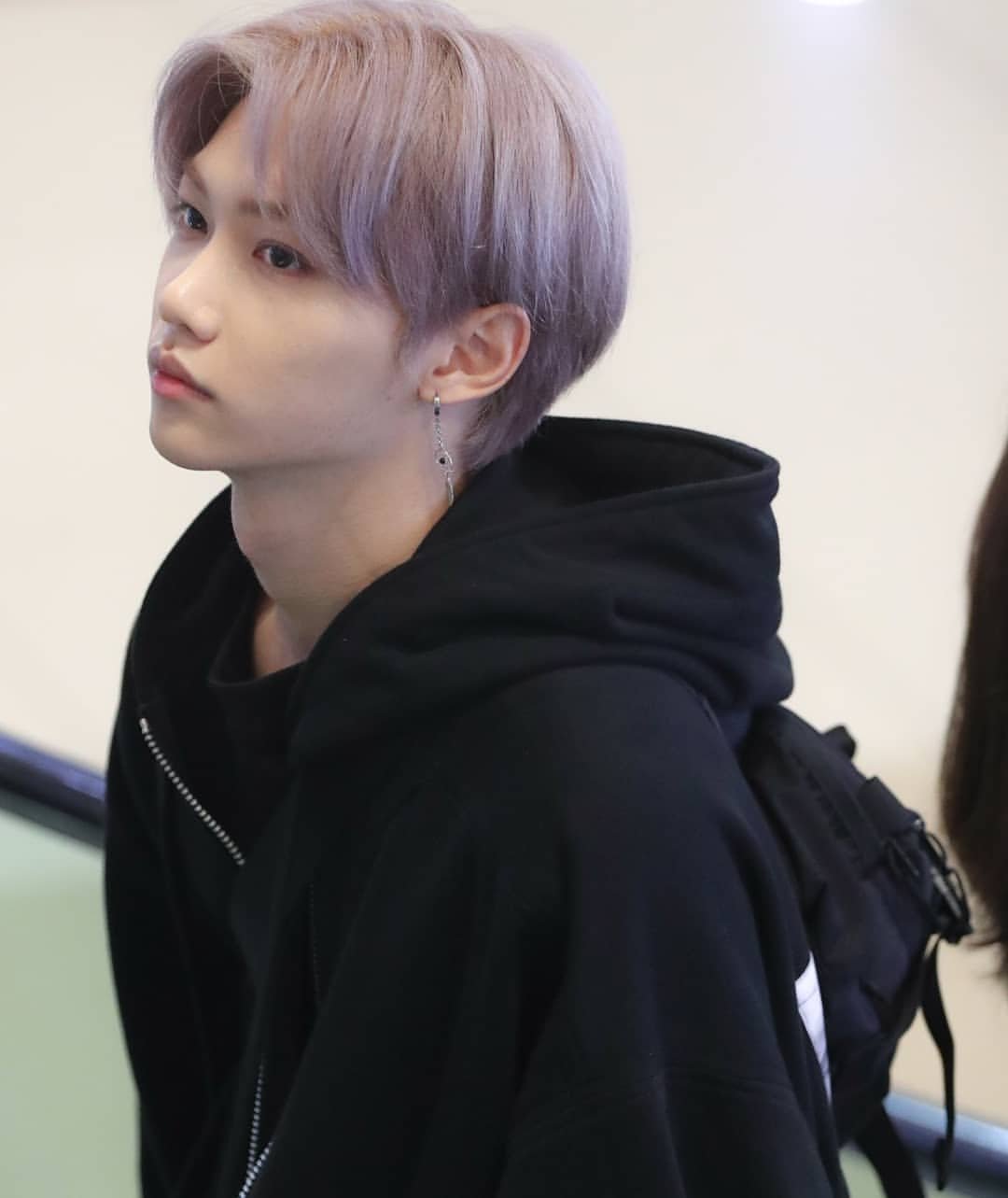 Феликс из Stray Kids с фиолетовыми волосами