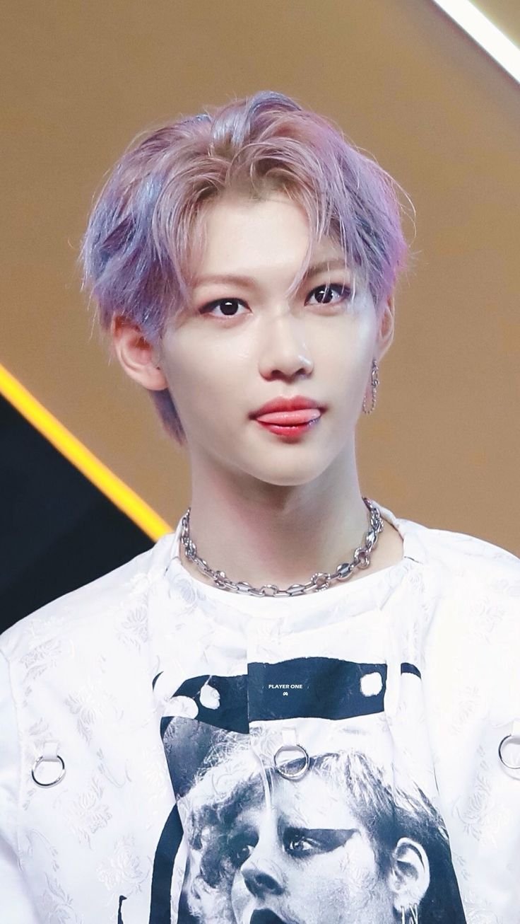 Stray Kids Феликс с фиолетовыми волосами