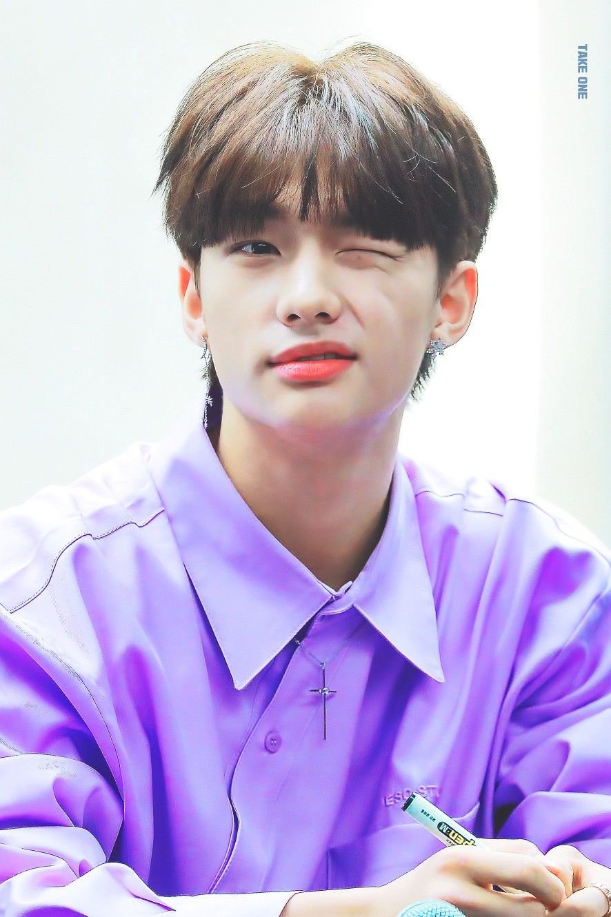 Хван Хёнджин в фиолетовом