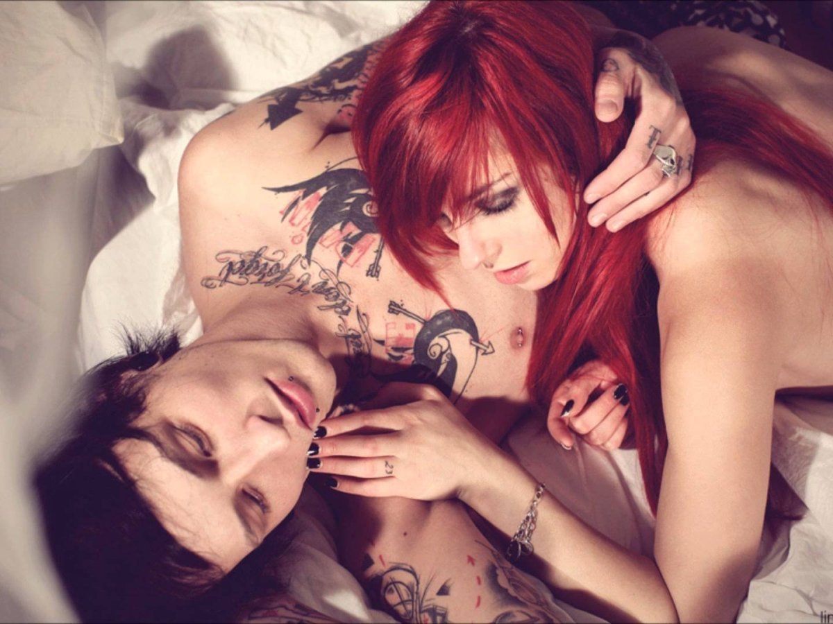 Рыжая девушка с парнем