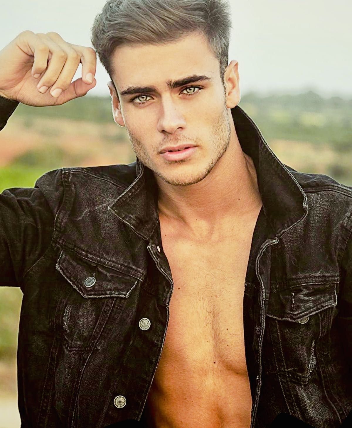 Джордж дель Рио Ромеро в полный рост